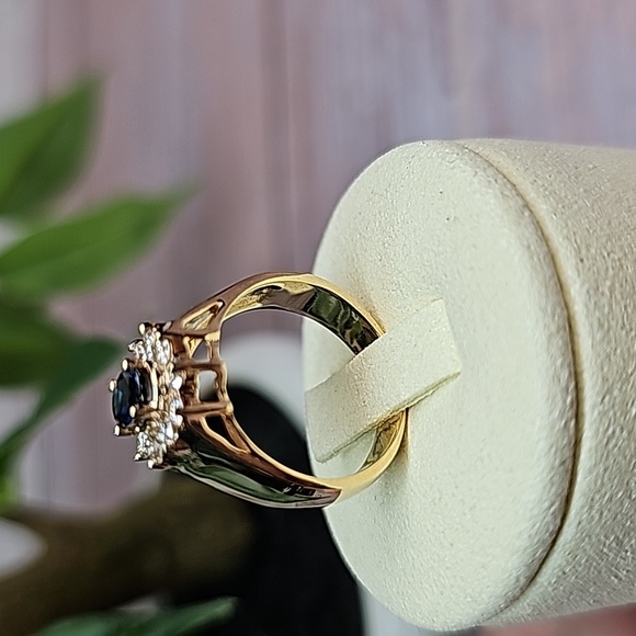 14KT YELLOW GOLD DIAMOND AND SAPPHIRE RING - Picture 13 of 15